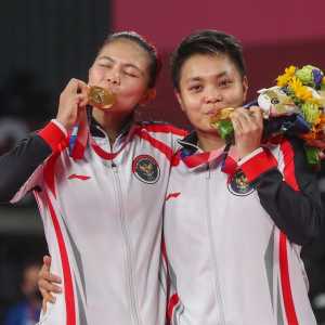 Kisah Raket Kayu dengan Senar Pancing Milik Apriyani Rahayu Sang Juara Olimpiade