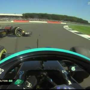 Crash dengan Max Verstappen, Hamilton Dilecehkan Secara Ras