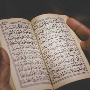 Surat Al Kahfi Ayat 1-10, Simak 3 Manfaat Menghafal dan Membacanya di Hari Jumat