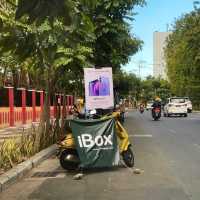 PPKM Level 4 'Paksa' iBox Jualan iPhone 12 di Pinggir Jalan Pakai Vespa