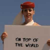 Aksi Nekat Pramugari Emirates Berdiri di Atas Burj Khalifa