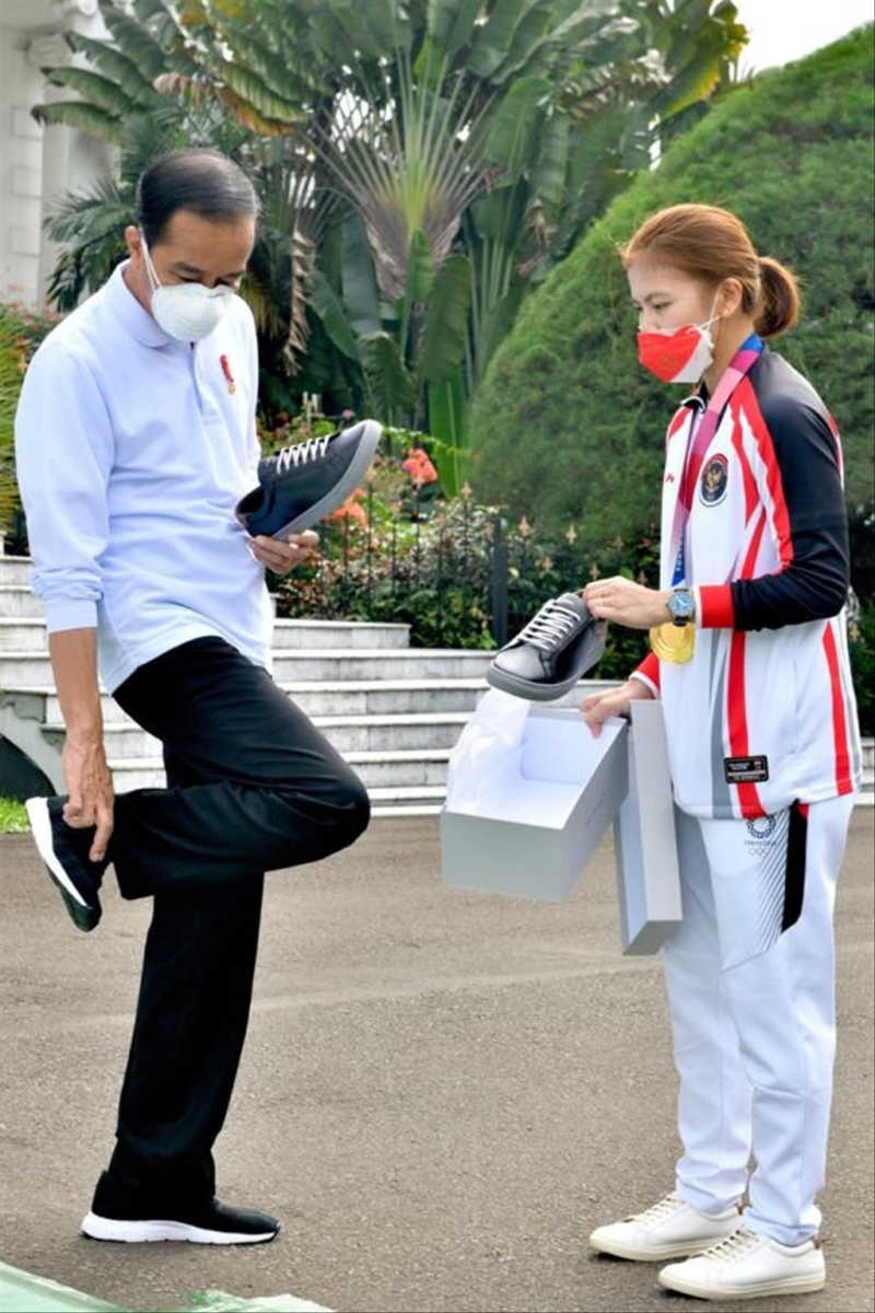 Presiden Joko Widodo mencoba sepatu produksi Greysia Polii (Instagram @jokowi)