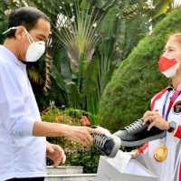 Usai Dapat Bonus, Greysia 'Todong' Jokowi Beli Sepatunya Rp1,1 Juta