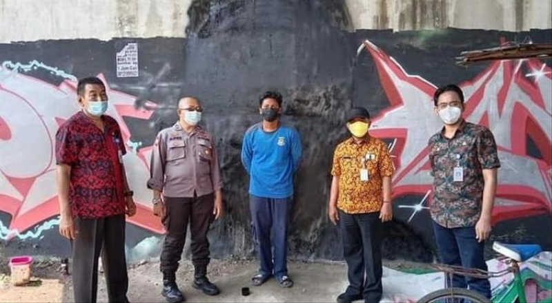 Mural Jokowi 404 Not Found dicat hitam oleh polisi (Foto: Polres Metro Tangerang)