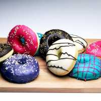 Warung Kopi di Bali Ini Bagikan Donat Asal Hapal Lagu Indonesia Raya