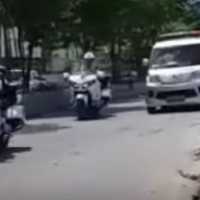 Video Ketika Rombongan Jokowi Harus Mengalah Oleh Ambulans