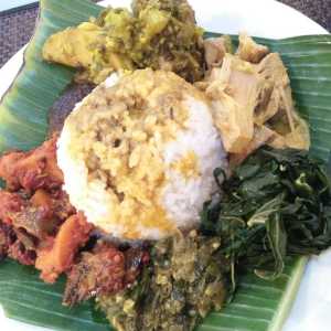 Makan Nasi Padang Lebih Nikmat Pakai Tangan Atau Sendok? Ini Jawabannya