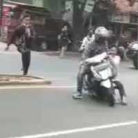 Viral Mata Elang Dikeroyok Warga Usai Rampas Motor Ojol