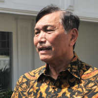 Luhut Minta Lansia Tak Keluar Rumah Dulu Sebulan ke Depan, Ini Alasannya