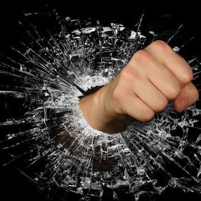 Warga Cengkareng ditendang kepala dan dipiting tetangga usai tegur suara drum berisik