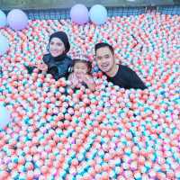 Gelar Pesta Ultah, Crazy Rich Malang Hadiahi Anak 1 Truk Kinder Joy