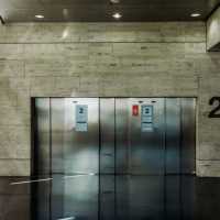 Detik-detik Penyelamatan 5 Orang yang Terjebak di Lift Termasuk Bayi