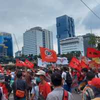 Demo Buruh-Mahasiswa Gruduk Istana, Bawa Spanduk Jokowi Mundur dan 13 Tuntutan