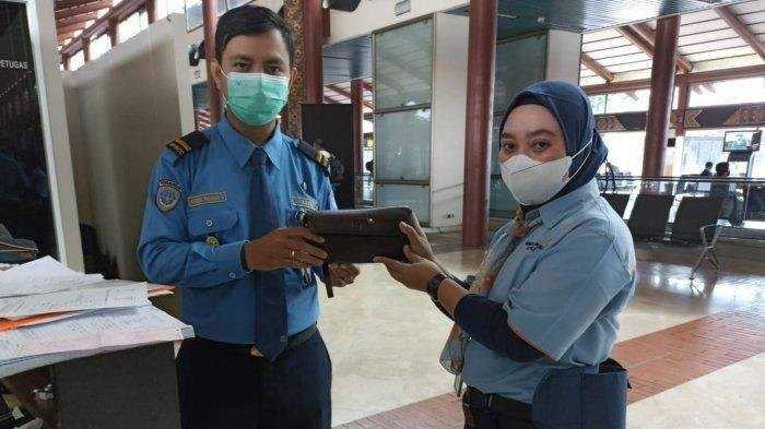 Halimah cleaning service Bandara Soekarno Hatta yang menemukan cek Rp35,9 miliar dan mengembalikannya