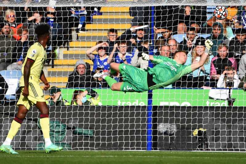 Hasil Liga Inggris Leicester City vs Arsenal 0-2, kiper Aaron Ramsdale menjadi bintang bagi Arsenal (@premierleague/Twitter)