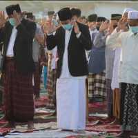 Sholat Pakai Baju Bergambar Logo Partai Hingga Grup Band, Bagaimana Hukumnya?