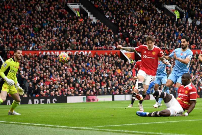 Bek Manchester United Eric Bailly mencetak gol bunuh diri di menit ke-7 (@PremierLeague / Twitter)
