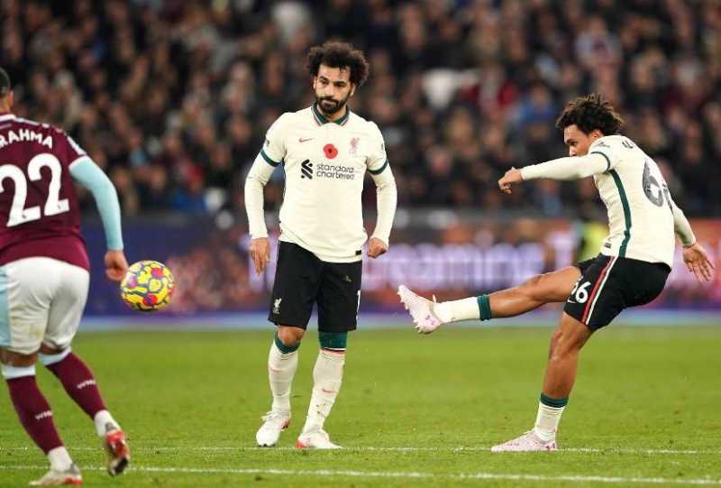 Trent Alexander Arnold mencetak gol indah lewat tendangan bebas saat melawan West Ham United