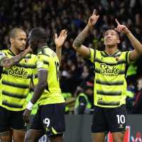 Manchester United Dibantai Watford, Maguire Diusir Wasit, #OleOut Berkumandang