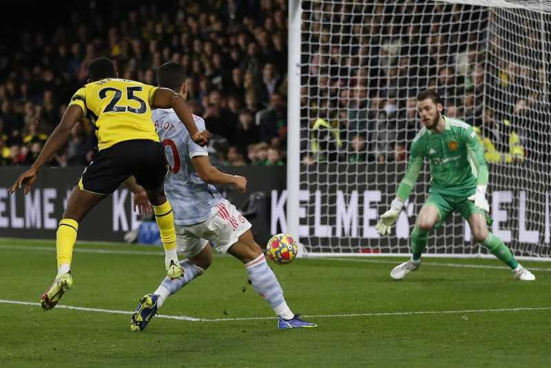 Hasil Liga Inggris: Sarr mencetak gol ke gawang David De Gea saat Watford pecundangi Manchester United 4-1