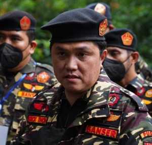 Potret Erick Thohir Jalan Jongkok dan Merayap Untuk Jadi Anggota Banser