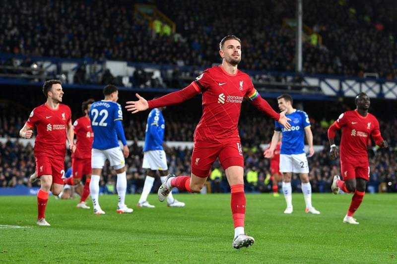 Jordan Henderson membuka keran gol Liverpool saat Merseyside Derby. Liverpool menang 4-1