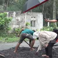 Geger Aksi Mensos Risma Menguruk Jalan Pakai Tangan Kosong