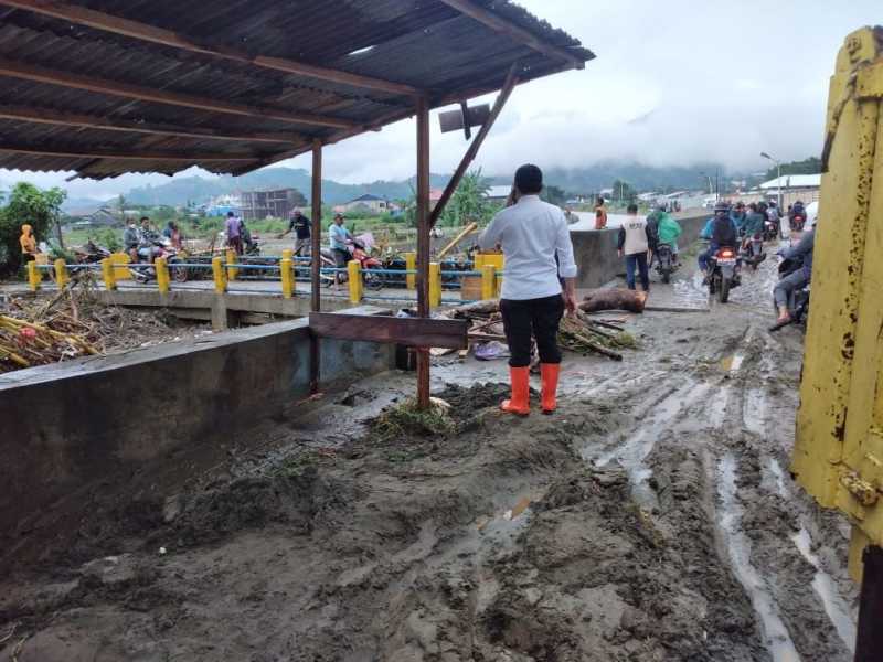 Kondisi pascabanjir yang menyisakan material lumpur dan kayu pepohonan di Kota Jayapura, Provinsi Papua