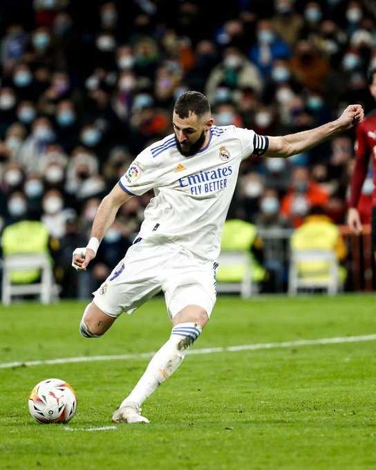 Karim Benzema mencetak dua gol saat Real Madrid mengalahkan Valencia 4-1