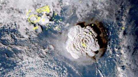 Foto Satelit letusan Gunung Hunga Tonga-Hunga Ha'apai yang berada di Samudera Pasifik