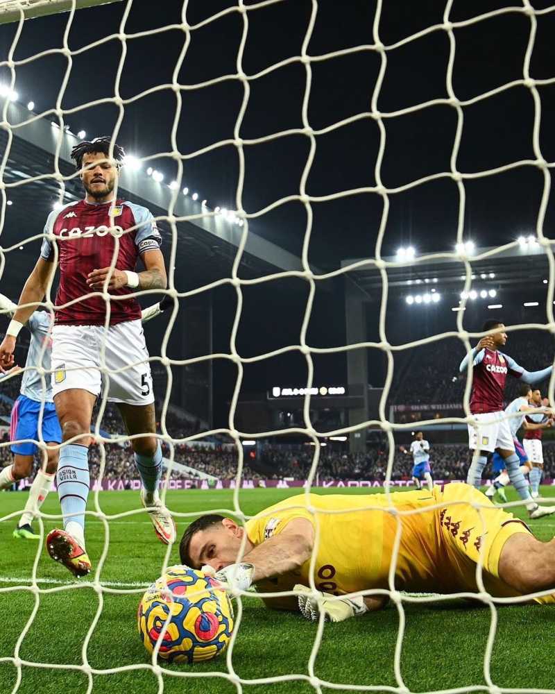 Kiper Aston Villa Emiliano Martinez membuat blunder saat melawan Manchester United