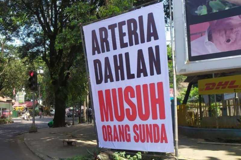 Spanduk Arteria Dahlan Musuh Orang Sunda terbentang di Bandung