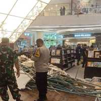 Atap Mal Lippo Kemang Ambruk Akibat Angin Kencang Jakarta, Sejumlah Pengunjung Luka