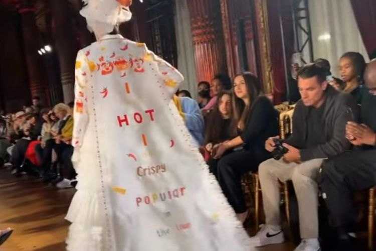     Gaun ala Geprek Bensu di Paris Fashion Week dapat sorotan dari netizen Indonesia