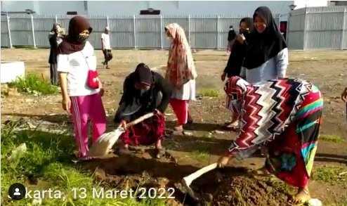     Ibu-ibu kampung akuarium menggali tanah untuk dibawa Gubernur Jakarta Anies Baswedan ke IKN Nusantara