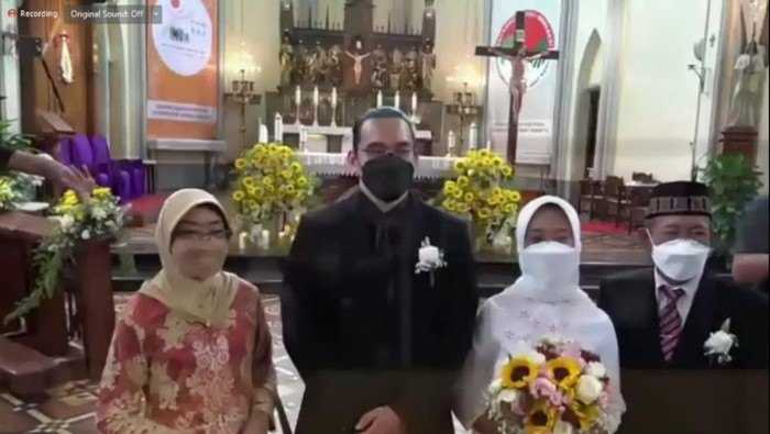     Staf Khusus Presiden Jokowi, Ayu Kartika Dewi, menikah beda agama dengan Gerald Sebastian