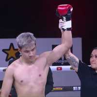 Azka Corbuzier Menang TKO, Vicky Prasetyo Dipaksa 2 Kali Cium Kanvas