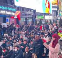 Ketika Ratusan Umat Muslim Berbuka Puasa Hingga Tarawih di Times Square New York