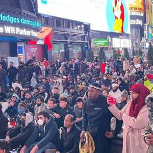 Ketika Ratusan Umat Muslim Berbuka Puasa Hingga Tarawih di Times Square New York