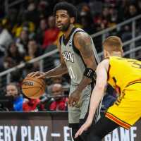 Momen Bintang NBA Mualaf Kyrie Irving Berbuka Puasa di Tengah Duel Nets vs Hawks