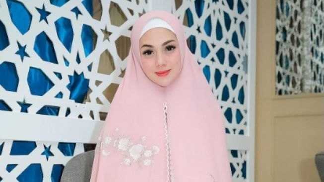 Berhijab Saat Ulang Tahun, Celine Evangelista: Belum Mualaf, Baru ...