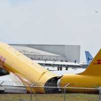VIDEO: Detik-detik Pesawat Kargo DHL Tergelincir Hingga Terbelah Dua