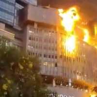 Tunjungan Plaza 5 Terbakar Hebat, Api Berjatuhan dari Atas Gedung
