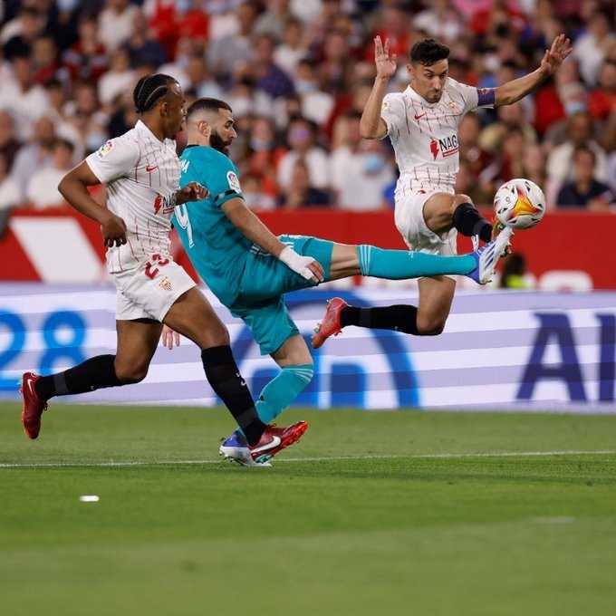     Hasil Liga Spanyol: Sevilla vs Real Madrid 2-3, Los Blancos meriah kemenangan dramatis usai tertinggal 2 gol. Karim Benzema mencetak gol kemenangan di menit 90+2