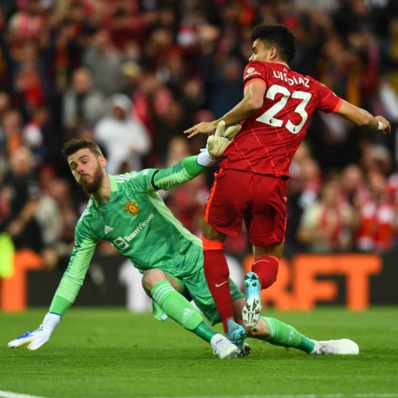     Luis Diaz mencetak gol pembuka Liverpool usai menerima umpan dari Mo Salah, Liverpool vs Man United 4-0