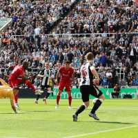 Hasil Liga Inggris: Menang Tipis Atas Newcastle, Liverpool Naik ke Puncak Klasemen