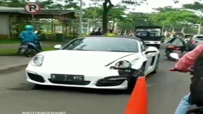 Pengemudi Porsche Tabrak Pemotor: Motor Dan Mobil Ringsek, Driver Terluka