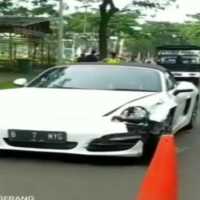 Pengemudi Porsche Tabrak Pemotor: Motor dan Mobil Ringsek, Driver Terluka