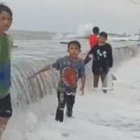 VIDEO: Momen Dahsyatnya Banjir Rob Terjang Pantai Utara Jawa Tengah