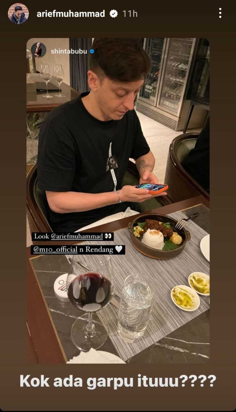     YouTuber Arief Muhammad protes ke Mesut Ozil makan rendang pakai garpu